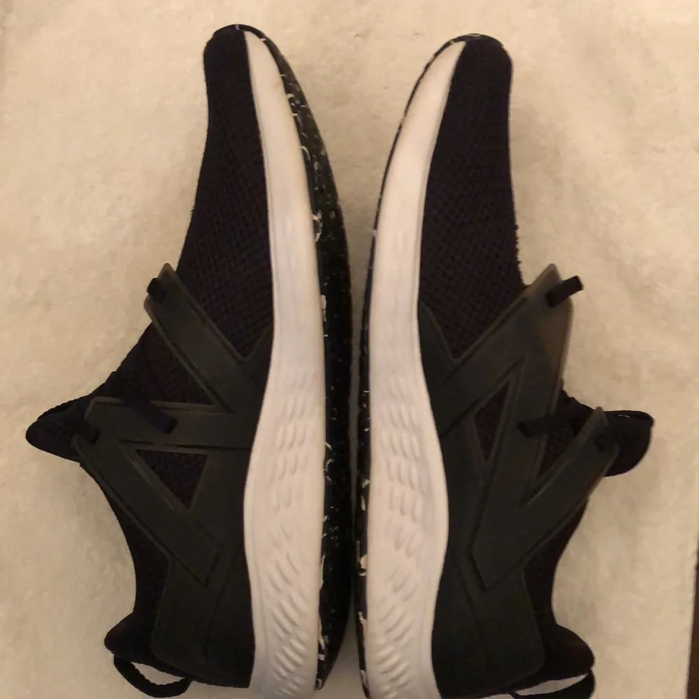 NEW BALANCE FRESH FOAM RUNNING SNEAKERS MENS SIZE 10.5